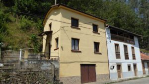 habitable village house in Cornellana for sale