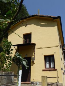 habitable village house in Cornellana for sale