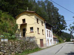 habitable village house in Cornellana for sale