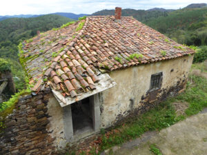 old village house to restore in Salas