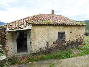old village house to restore in Salas