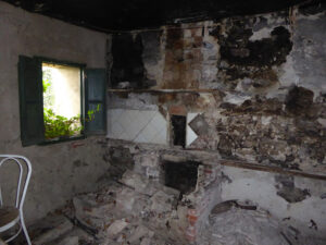 old village house to restore in Salas