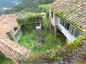 old village house to restore in Salas