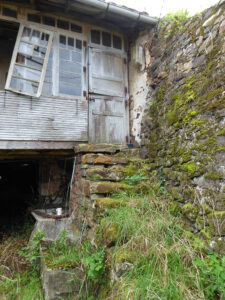 old village house to restore in Salas
