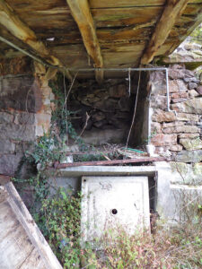 old village house to restore in Salas