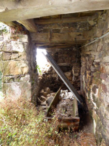 old village house to restore in Salas