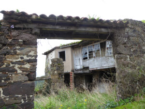 old village house to restore in Salas