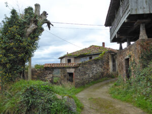old village house to restore in Salas