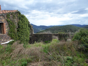 old village house to restore in Salas