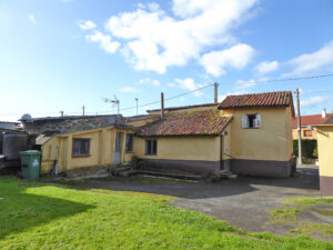 coastal village house to restore in asturias